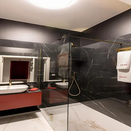 In With Pool And Terrace *